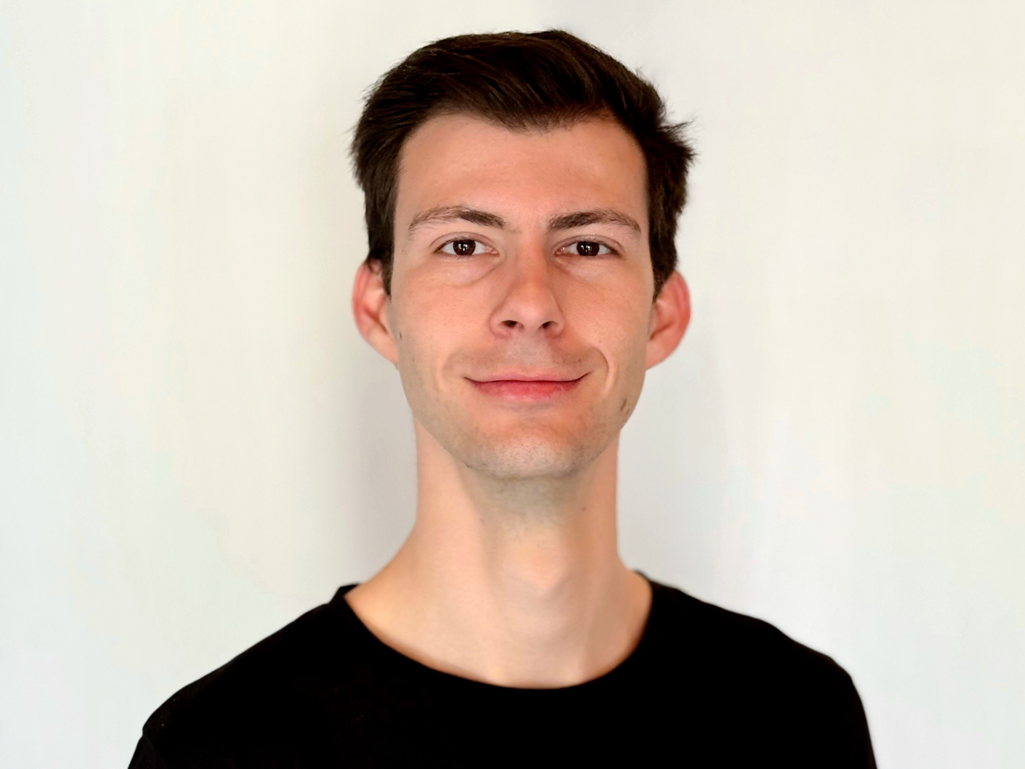 A portrait of researcher Lukas Schröder.